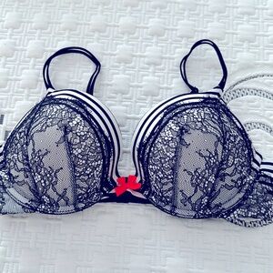 Victoria's Secret bery sexy pushup Black and White Lace Bra
